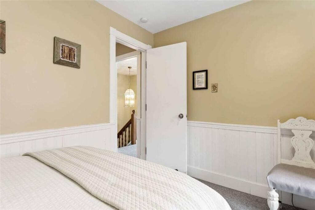 Holiday home Perfection Near The River - 4 Bedroom Complimentary Breakfast Delivered Daily To The Niagara Falls
